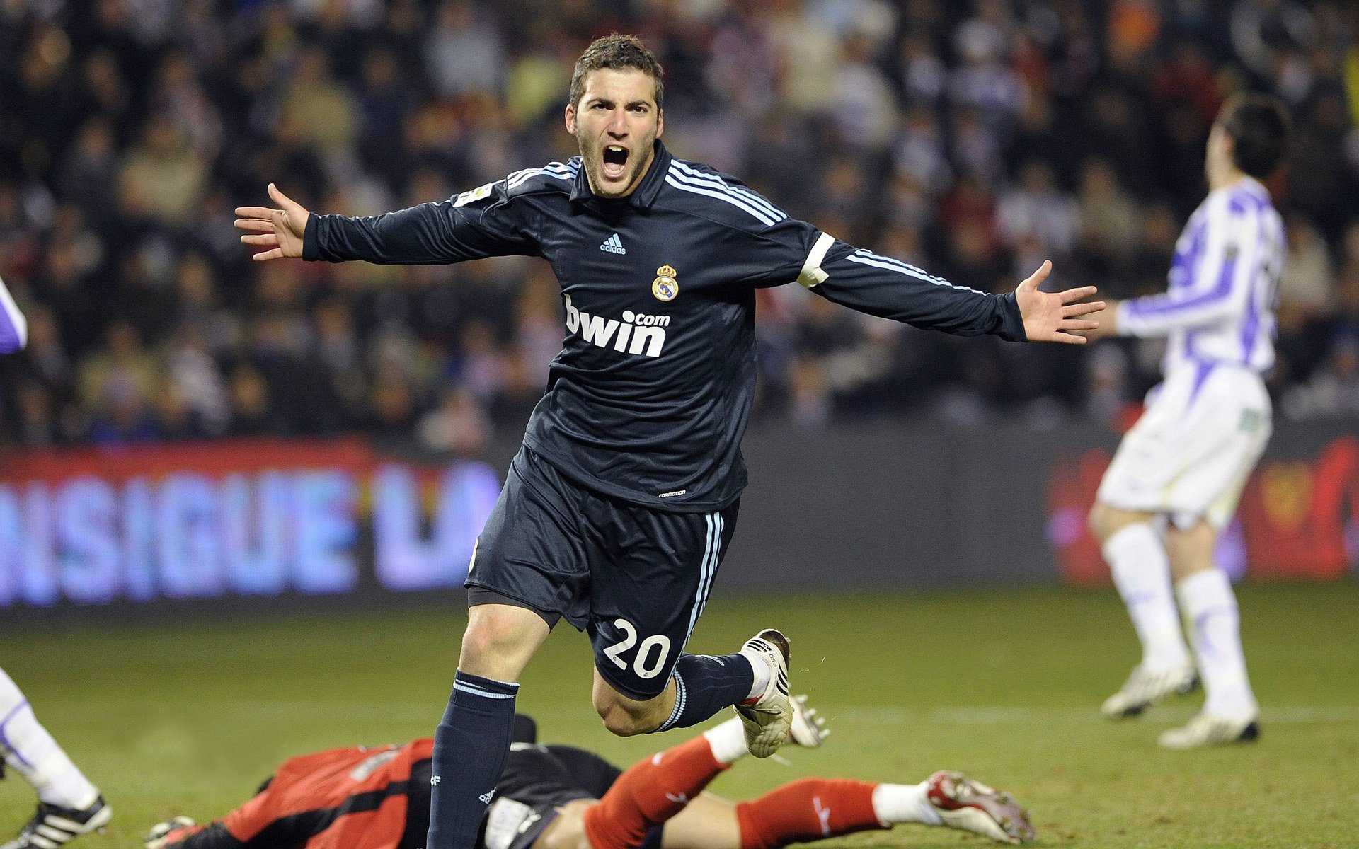 _运动员街头即兴表演:青春力量焕发_,运动员街拍